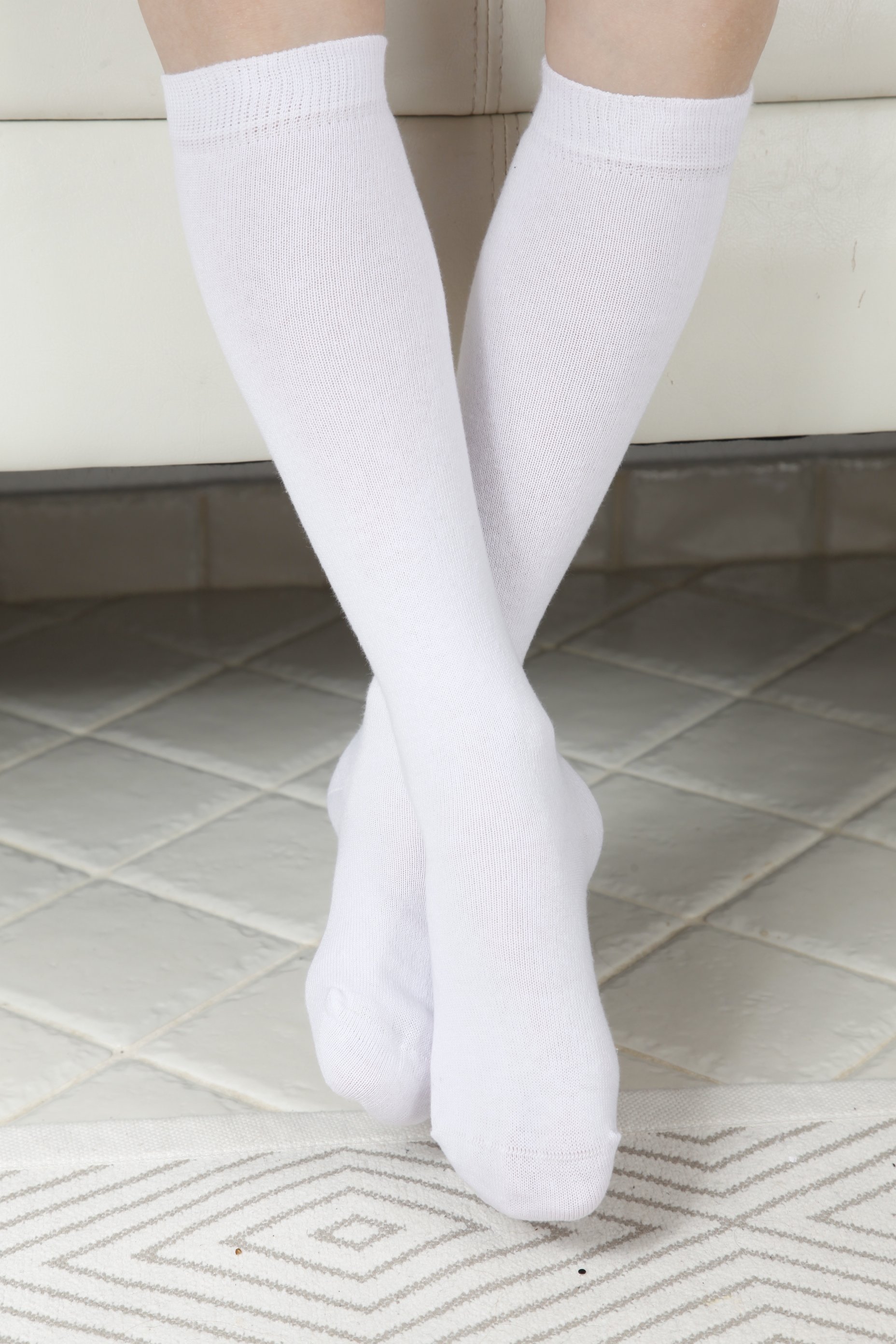 KRISS white cotton knee highs for children, featuring a soft and stretchy design suitable for various outfits.