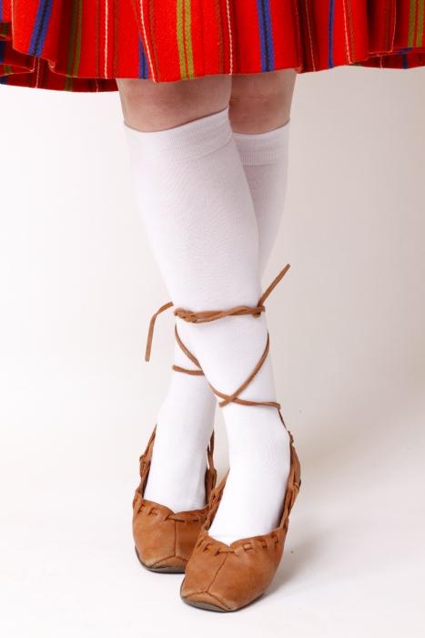 KRISS white cotton knee highs featuring wide ribbing, perfect for folk dancers and everyday wear.