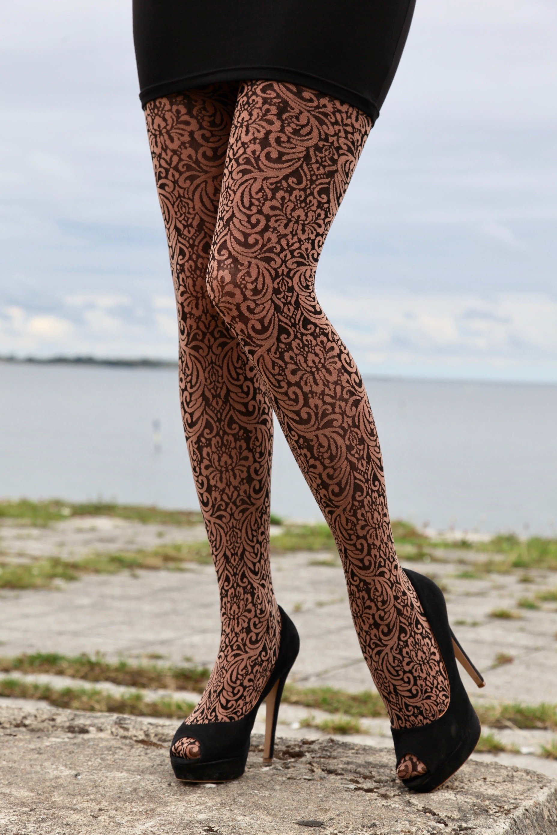 MARA 60DEN brown tights featuring an elegant ornament pattern, showcasing their soft texture and stylish design.