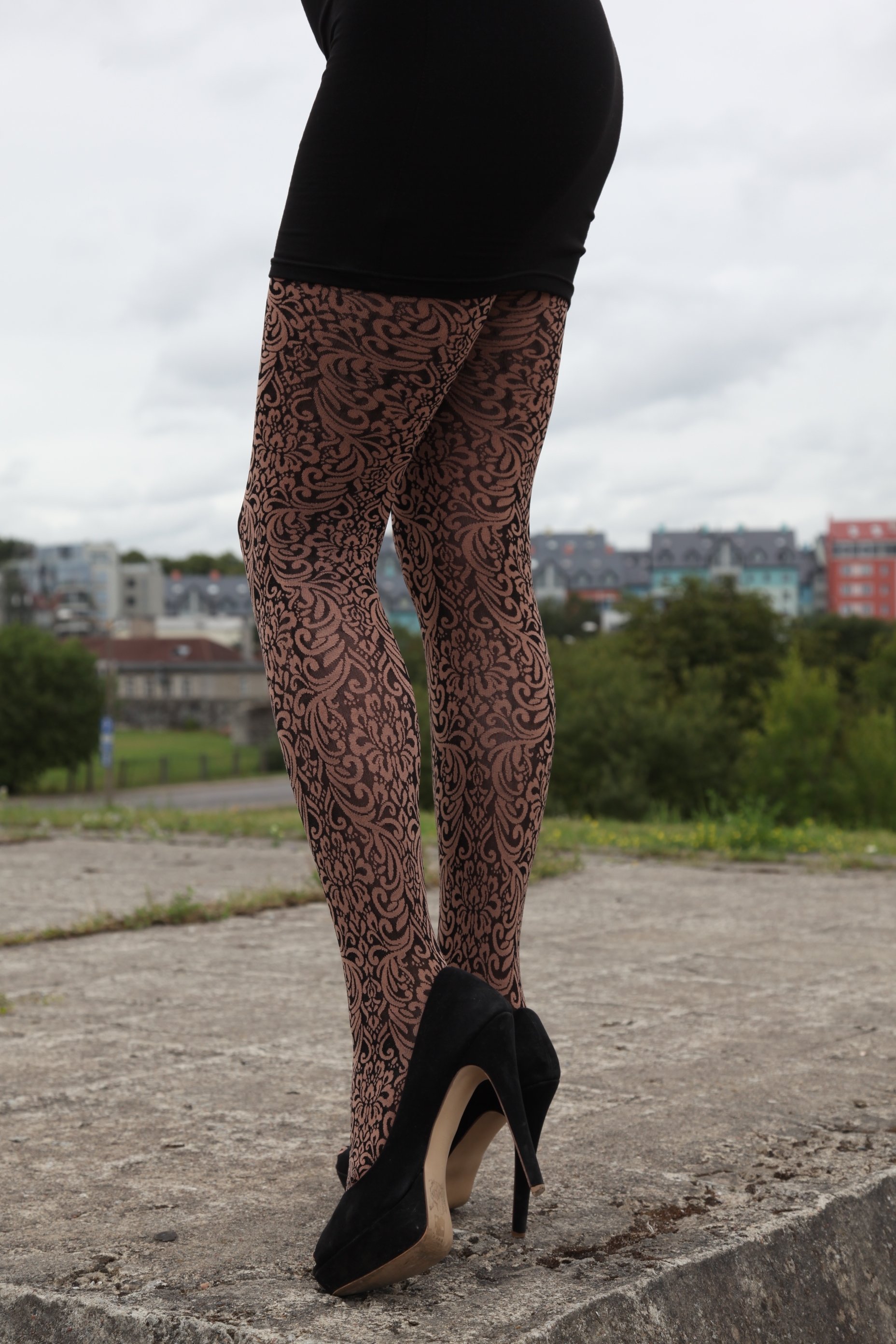 MARA 60DEN brown tights featuring an elegant ornament pattern, showcasing their soft texture and stylish design.