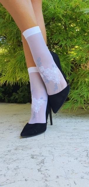 MATILDE sheer white socks for women featuring an elegant floral pattern, made from soft polyamide and elastane.