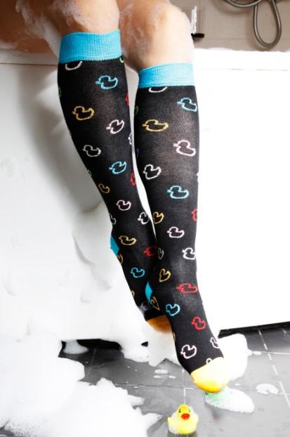 PARDIRALLI black cotton knee-high socks featuring a playful knitted duck pattern, perfect for women seeking comfort and style.