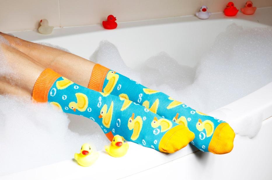 PARDIRALLI blue and orange cotton socks featuring a knitted duck pattern, perfect for men and women.