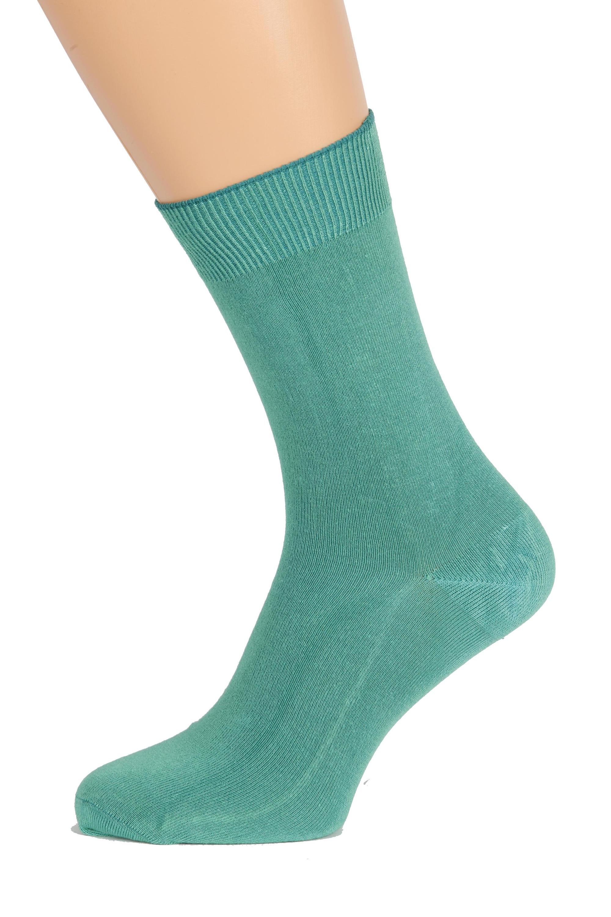 A pair of TAUNO men's green socks made from soft bamboo viscose, featuring wide ribbing for comfort and style.