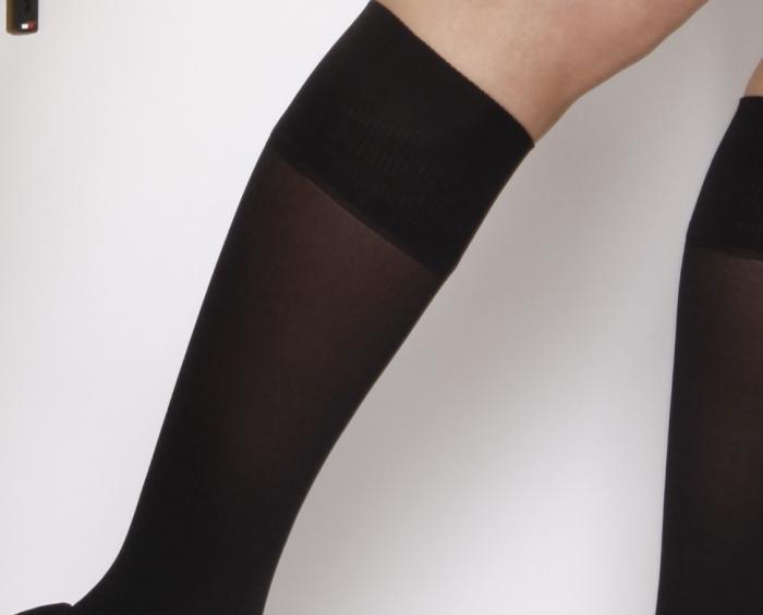 VARIS 70DEN black compression knee-highs showcasing strong knit design and reinforced toe and heel.