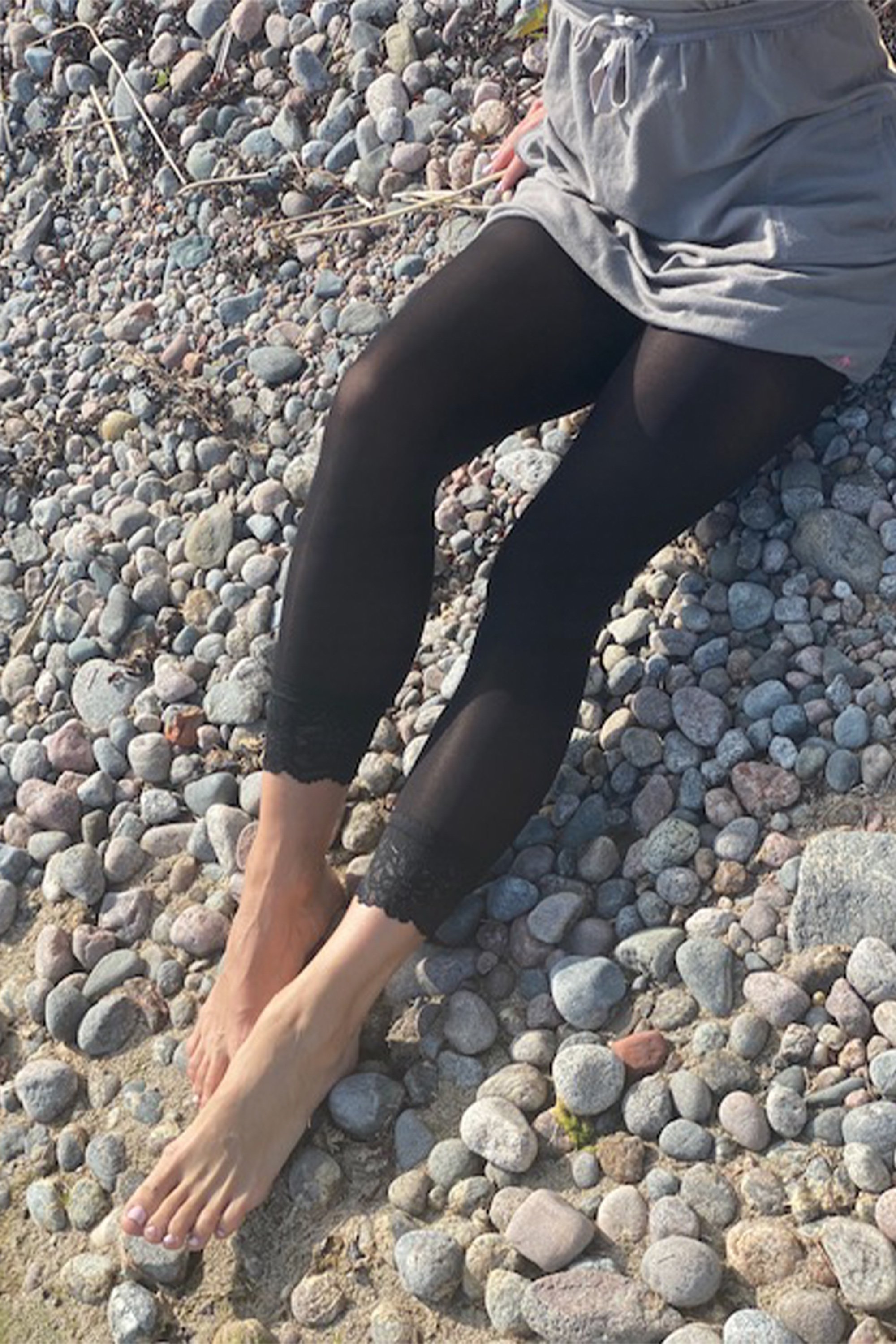 VERONA black leggings featuring elegant lace edges at the ankles, perfect for stylish women.