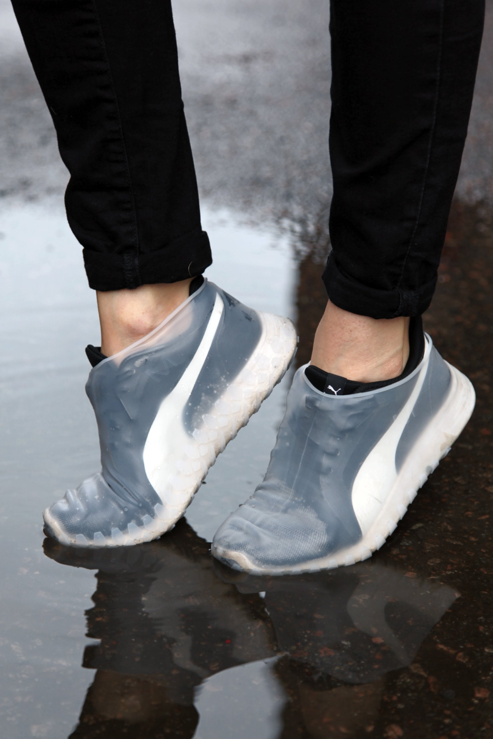 White waterproof shoe covers made of silicone, designed to protect shoes from rain and mud with an anti-slip sole.