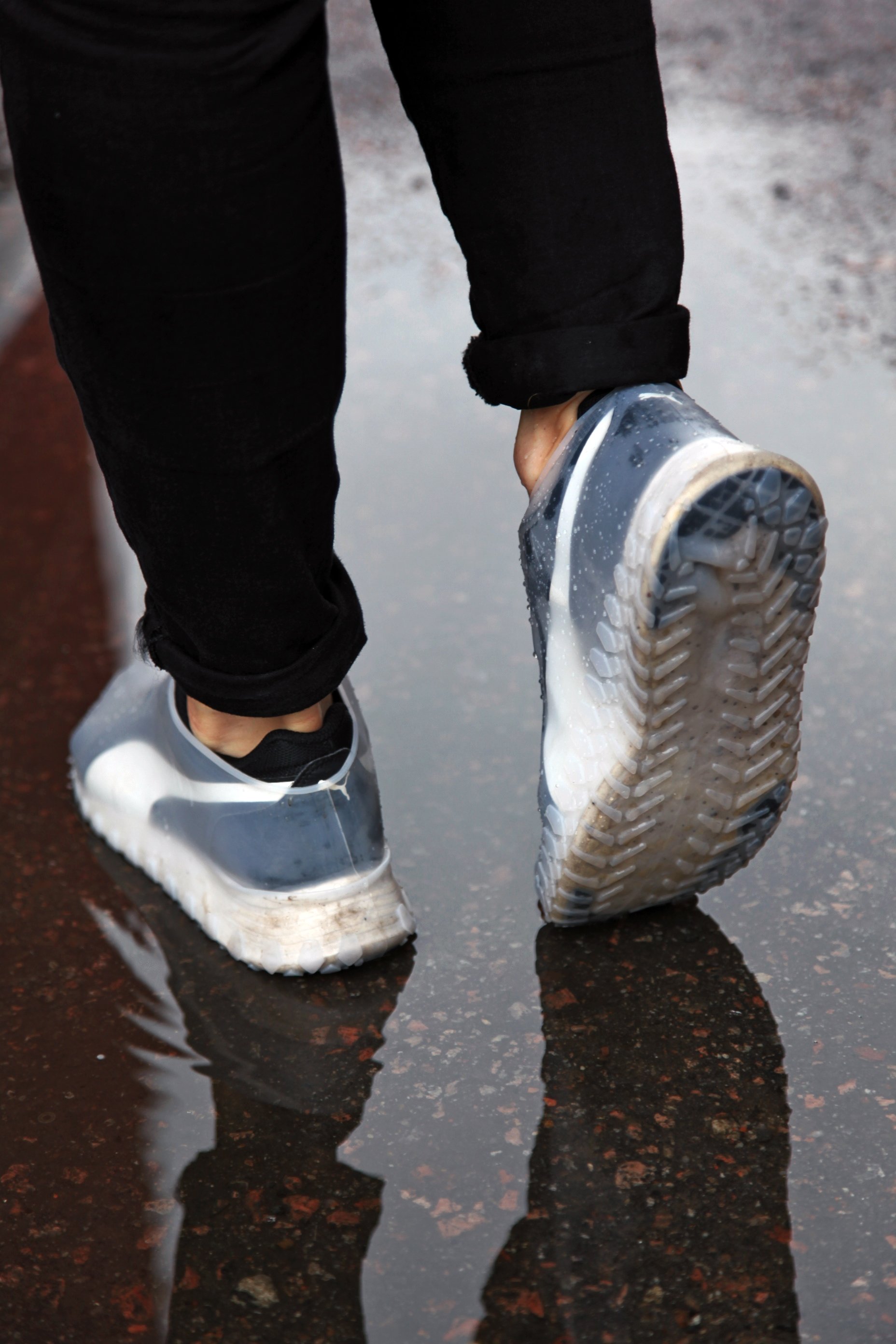 White waterproof shoe covers made of silicone, designed to protect shoes from rain and mud with an anti-slip sole.