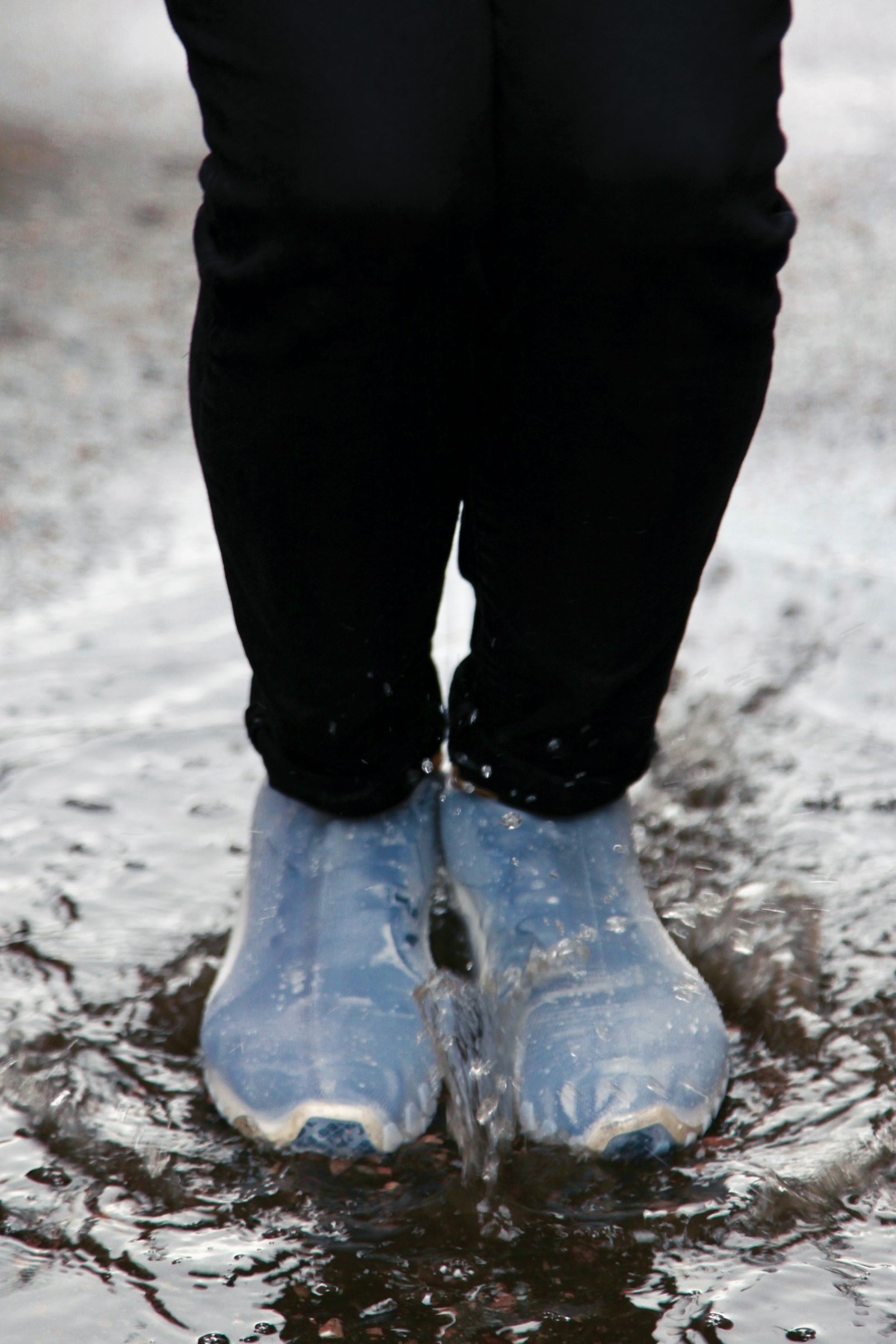 White waterproof shoe covers made of silicone, designed to protect shoes from rain and mud with an anti-slip sole.