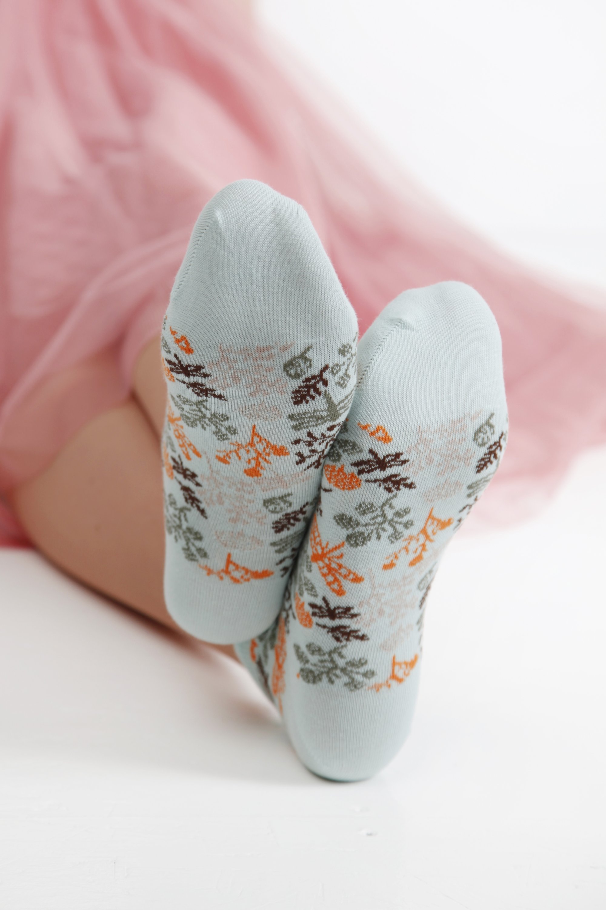 WEDGE FAMILY green low-cut cotton socks featuring a knitted dragonfly pattern, perfect for men and women.