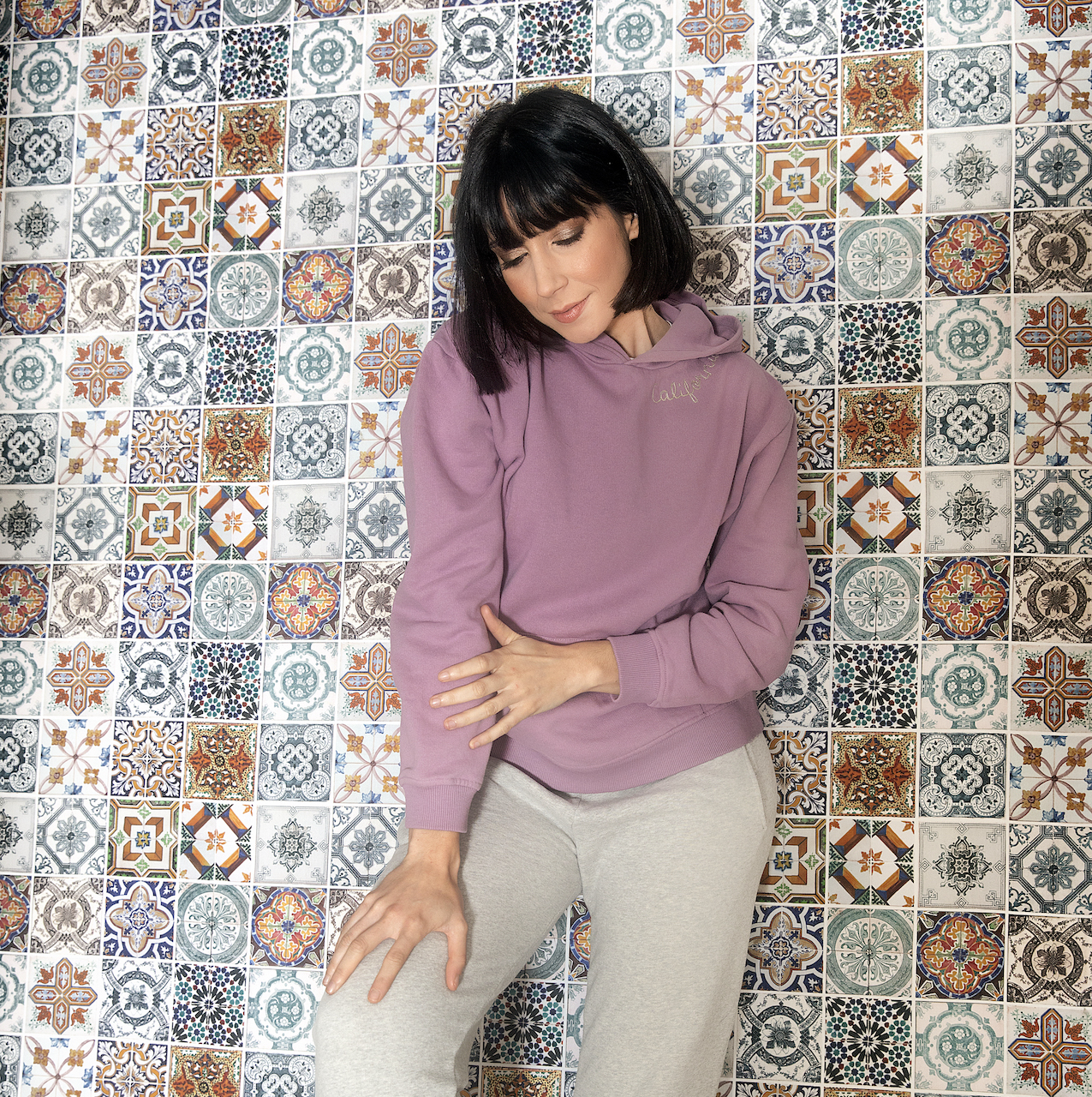 A stylish loose hoodie for women in orchid color, featuring long sleeves, ribbed cuffs, and an embroidered 'California' detail.