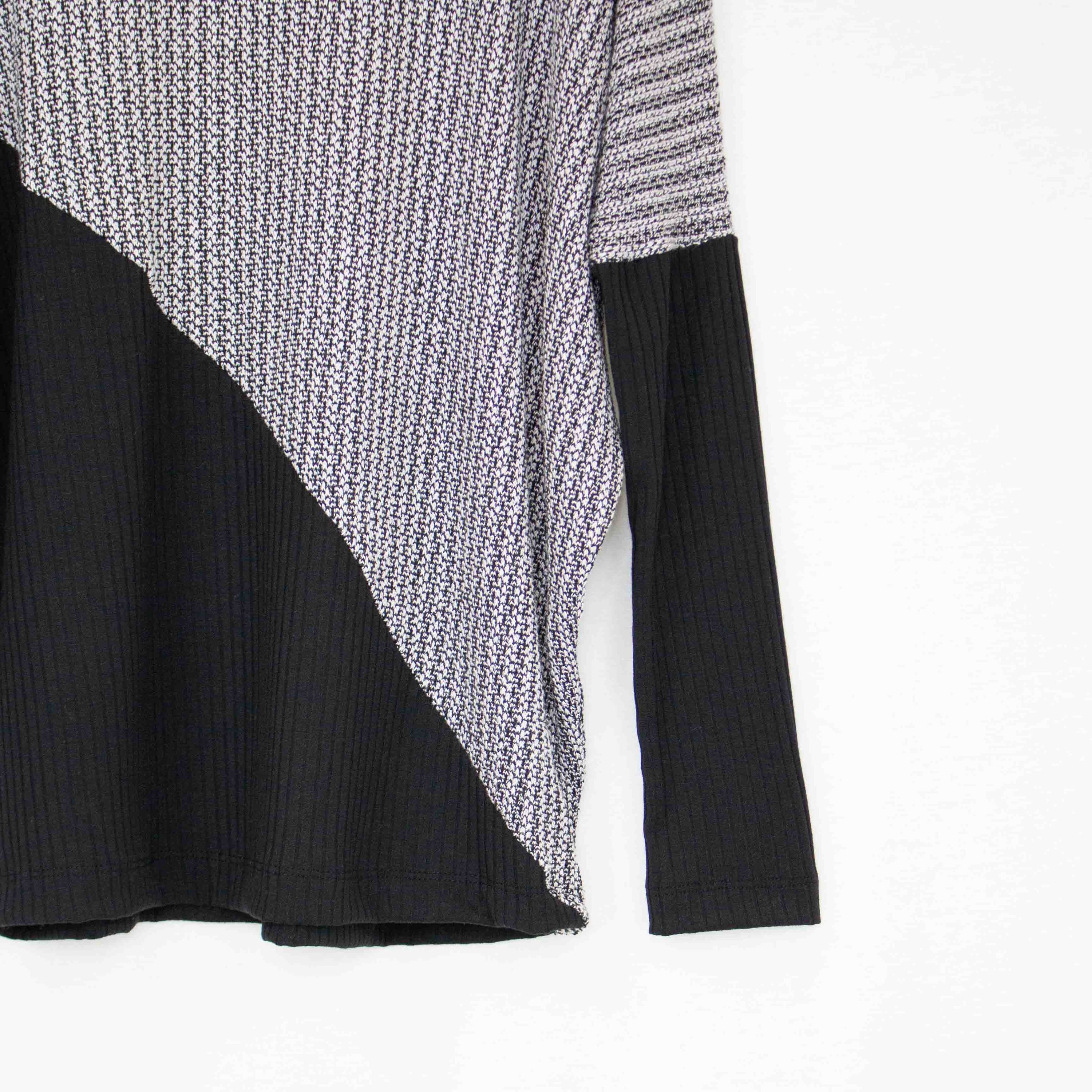 Turtle Neck Diagonal Color Block Top featuring a stylish turtle neck, long sleeves, and a trendy diagonal color block pattern.