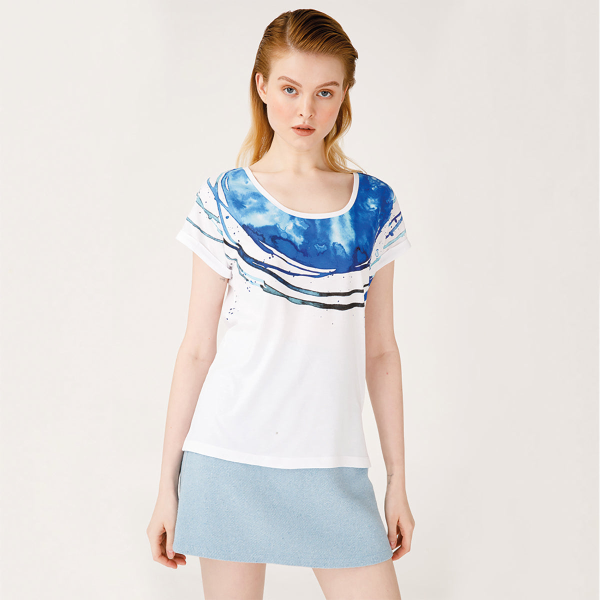 Anemoss Marine Collection Route Damen T-Shirt in Weiß und Blau mit einzigartigem Muster, ideal für den Sommer.