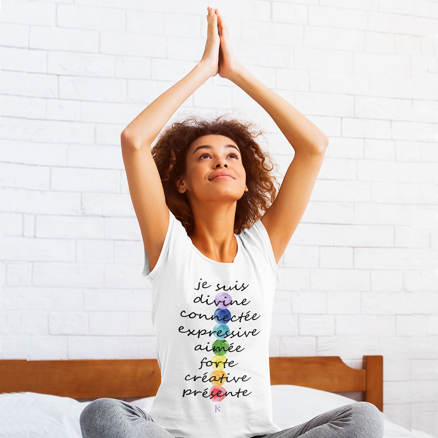 T-shirt Femme '7 Chakras' en coton bio, avec un design coloré représentant les sept chakras, doux et confortable.