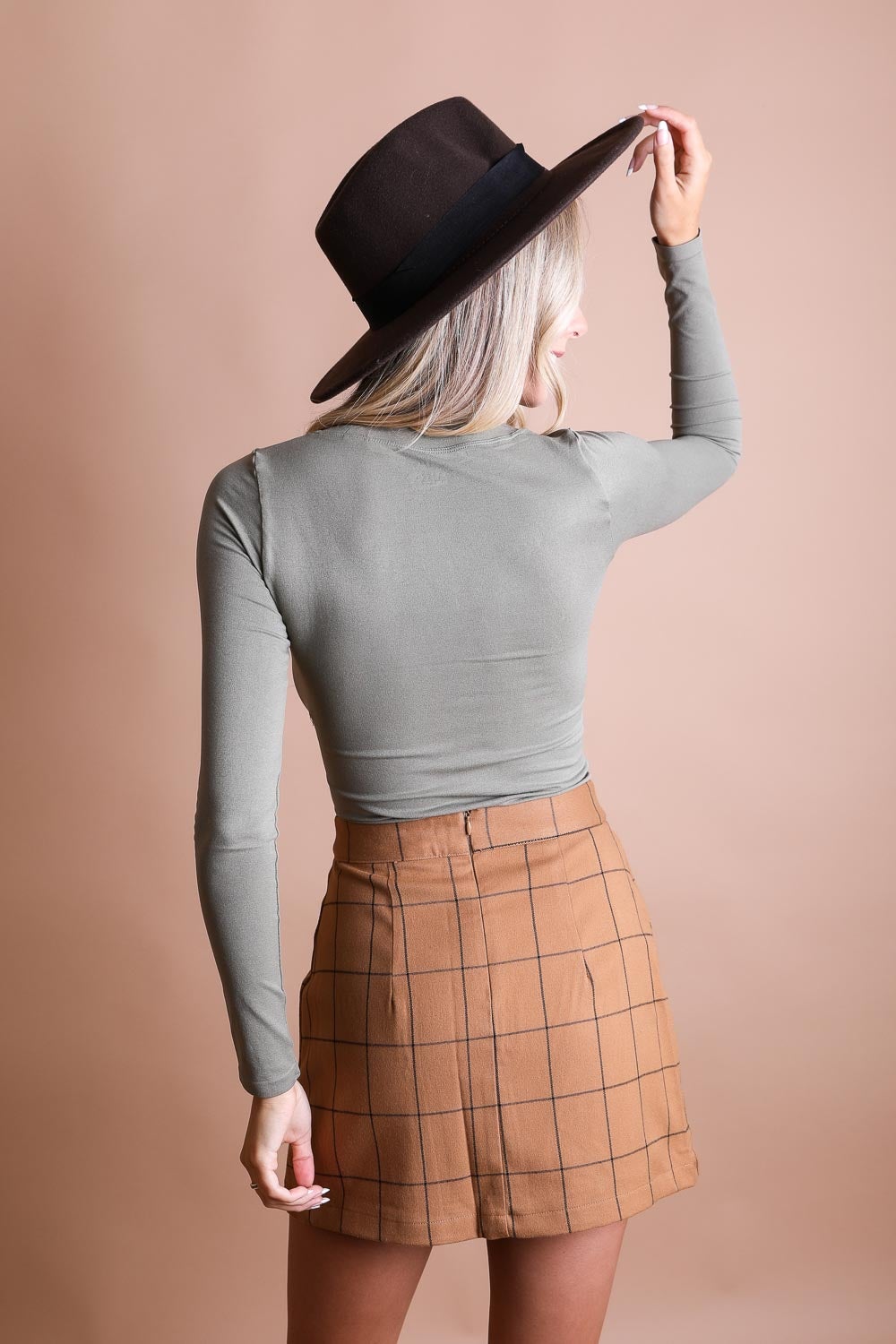 A seamless long sleeve fitted crop top in a stylish design, perfect for pairing with jeans or sweatpants.