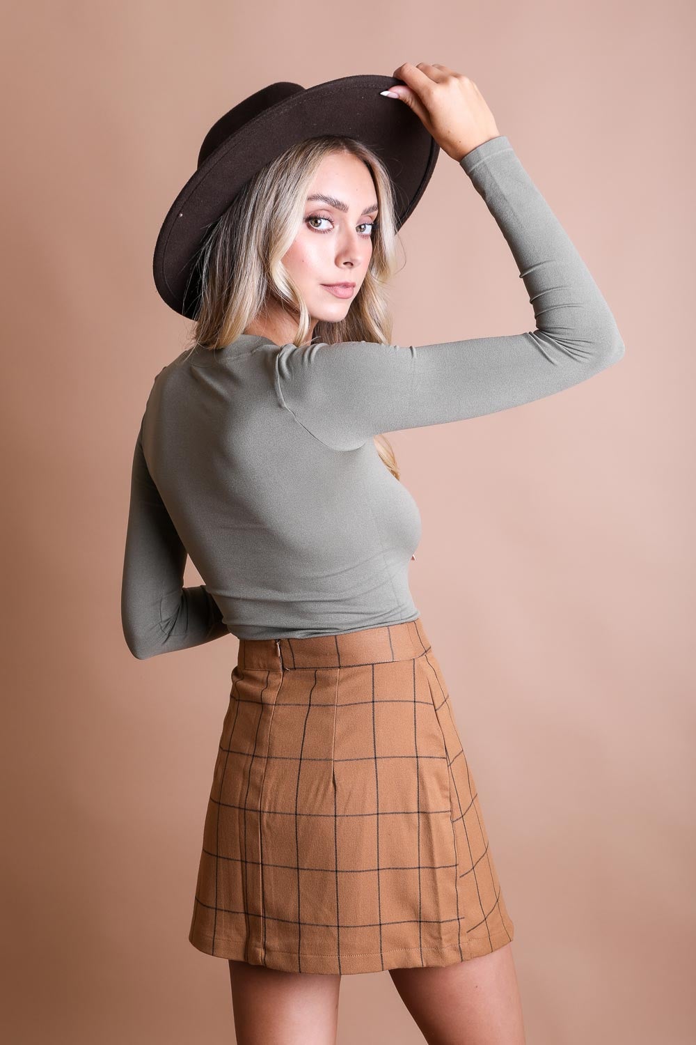 A seamless long sleeve fitted crop top in a stylish design, perfect for pairing with jeans or sweatpants.