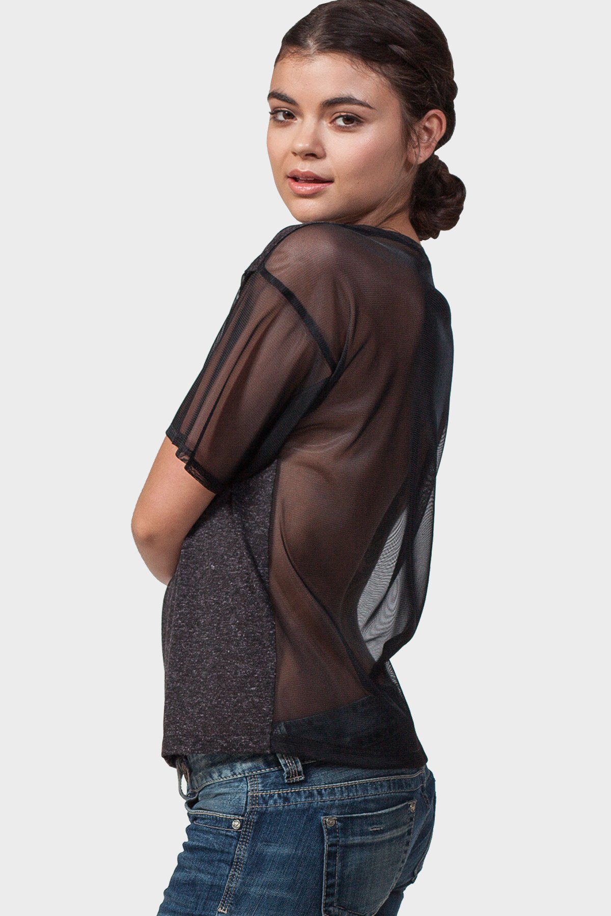 A stylish SEXY BACK TOP featuring a crew neck and peek-a-boo mesh details, showcasing a boxy fit in a chic design.