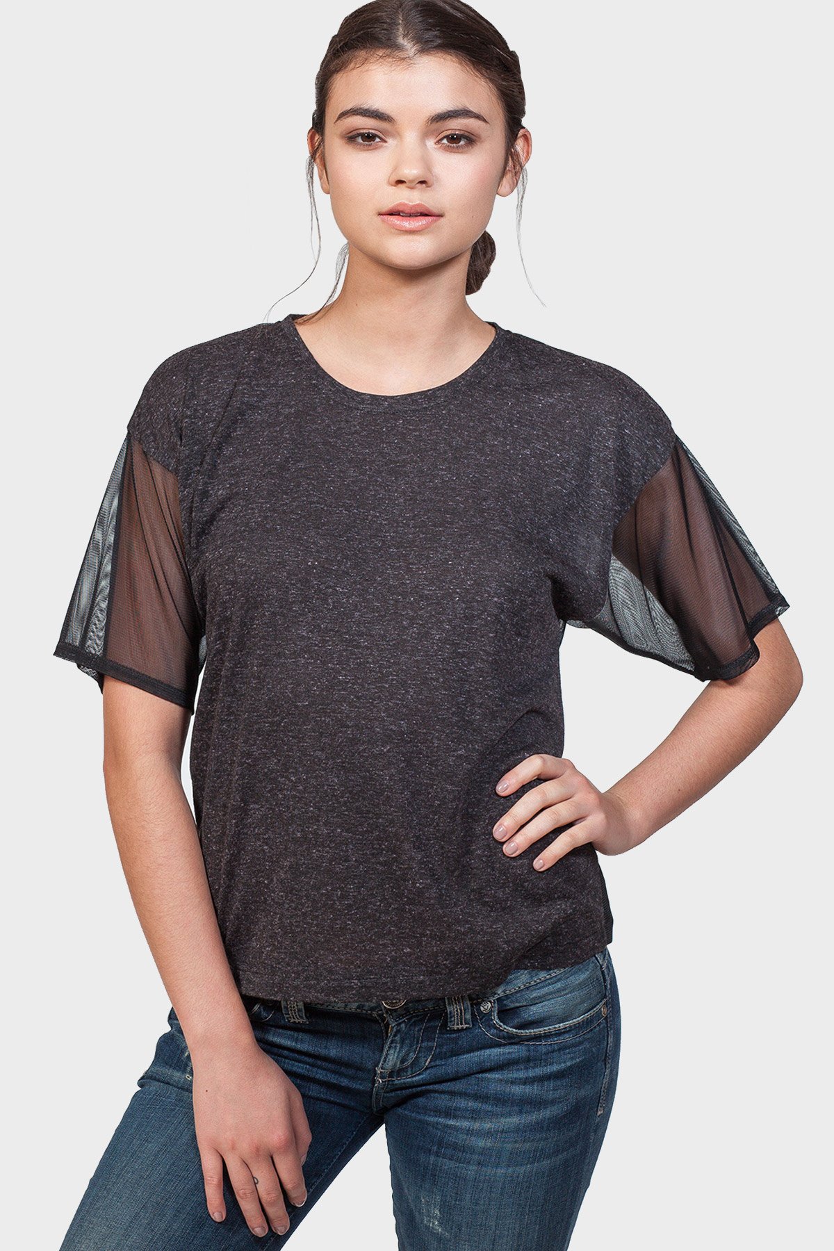 A stylish SEXY BACK TOP featuring a crew neck and peek-a-boo mesh details, showcasing a boxy fit in a chic design.