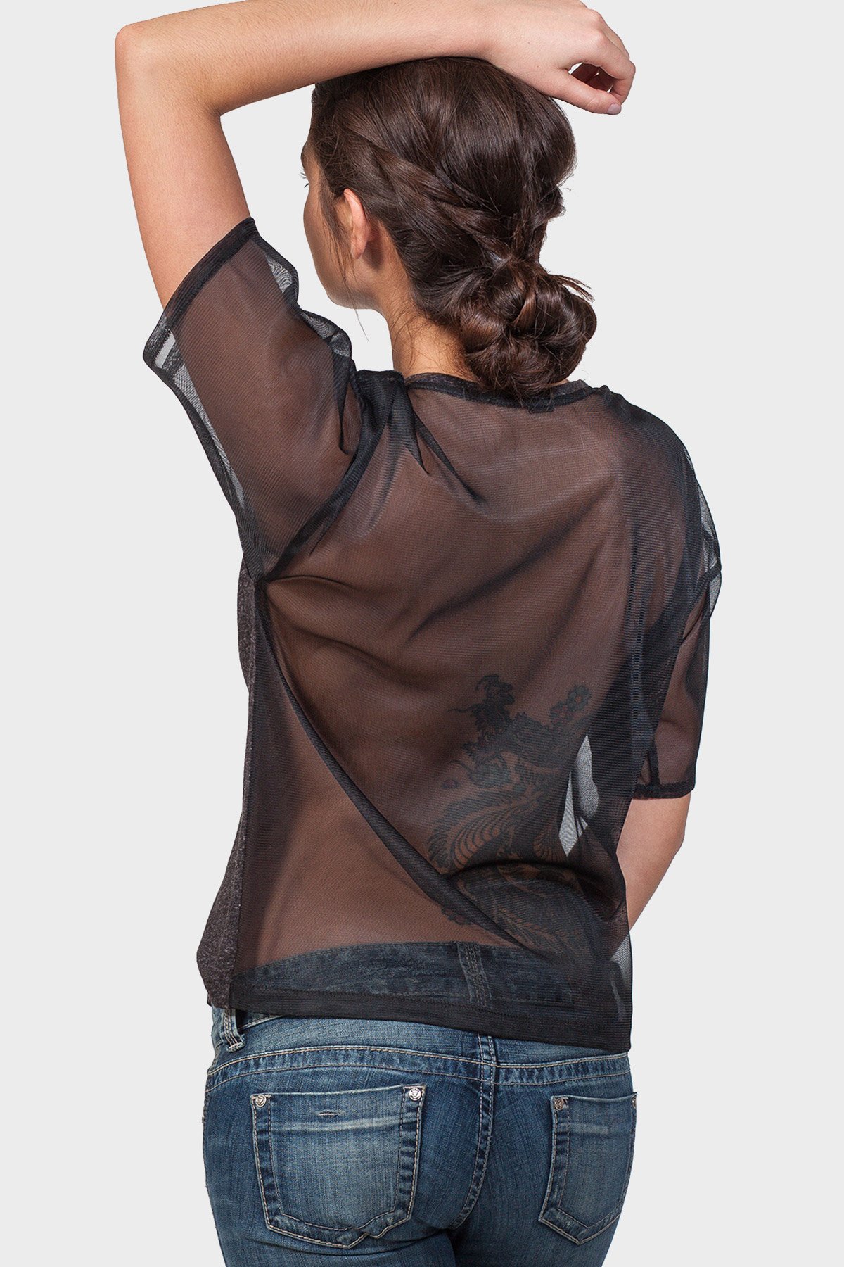 A stylish SEXY BACK TOP featuring a crew neck and peek-a-boo mesh details, showcasing a boxy fit in a chic design.