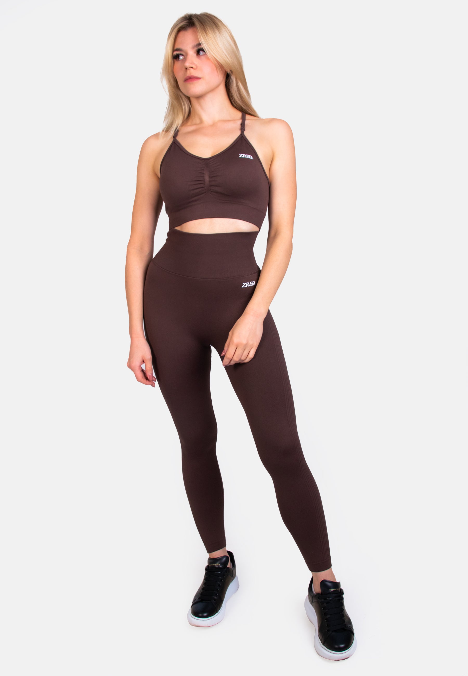 Shape Seamless Sports Bra in Schwarz, nahtloses Design mit verstellbaren Trägern und herausnehmbaren Pads, ideal für Sport und Alltag.