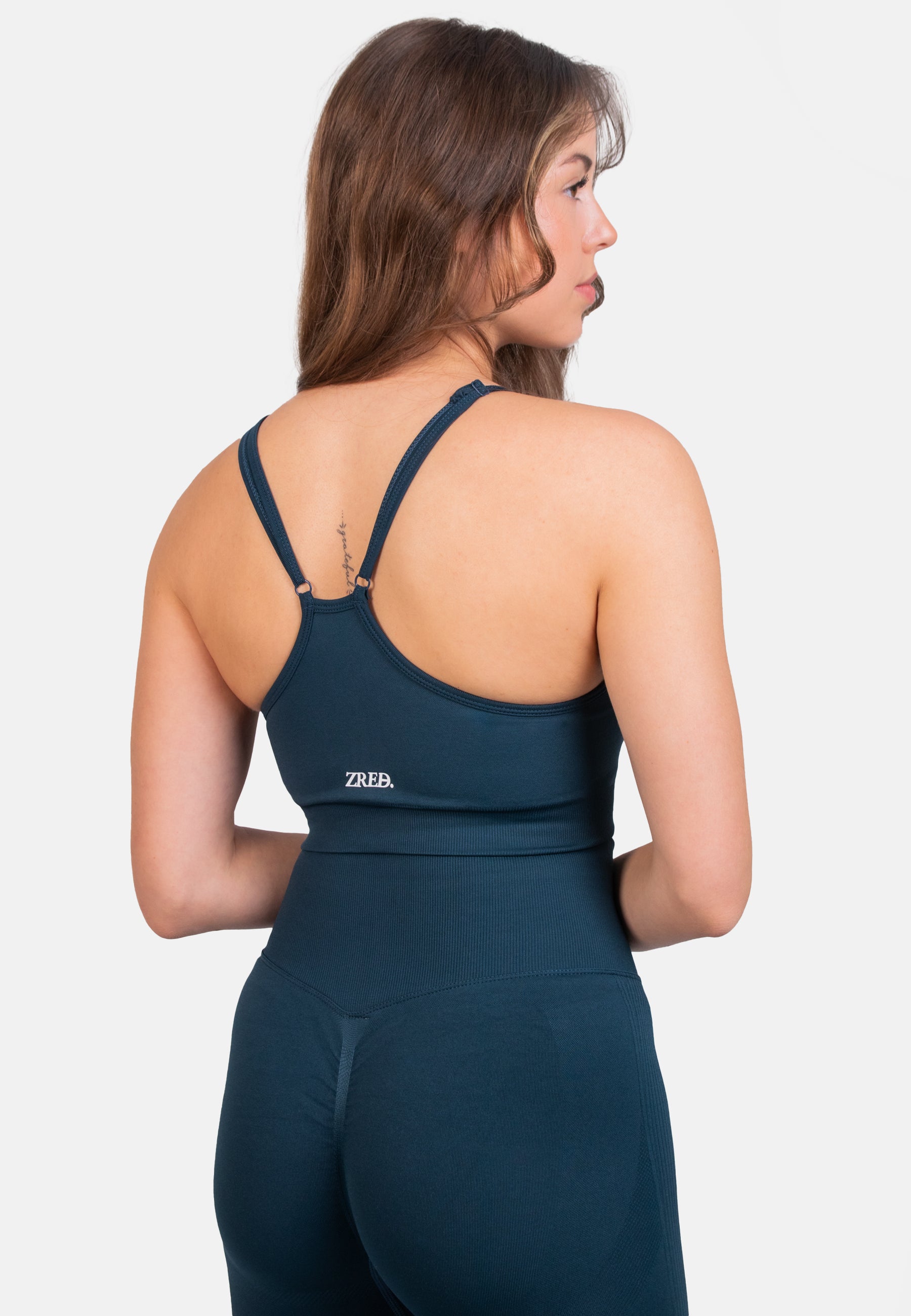 Shape Seamless Sports Bra in Schwarz, nahtloses Design mit verstellbaren Trägern und herausnehmbaren Pads, ideal für Sport und Alltag.