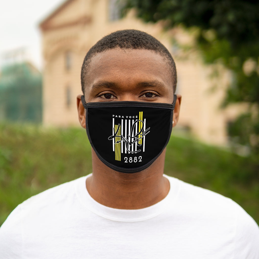 2882Sport™ Para Você Black Face Mask showcasing a sleek design with a polyester exterior and cotton interior, perfect for everyday use.