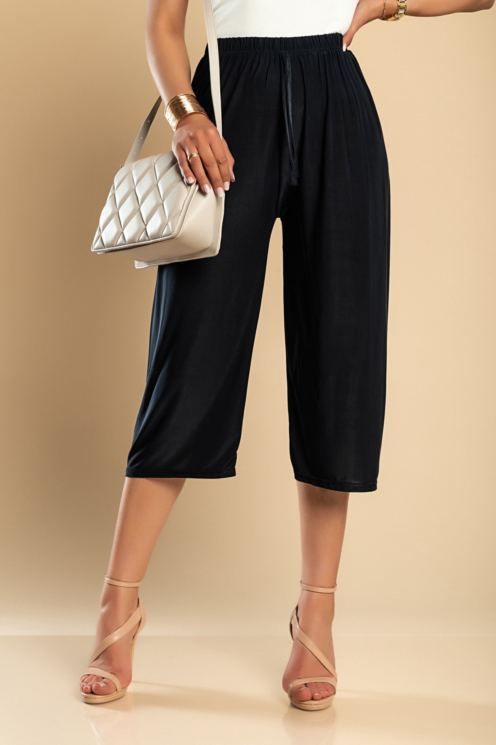 Dark blue 3/4 trousers with an elastic waist, showcasing a loose-leg design and high-quality fabric blend.