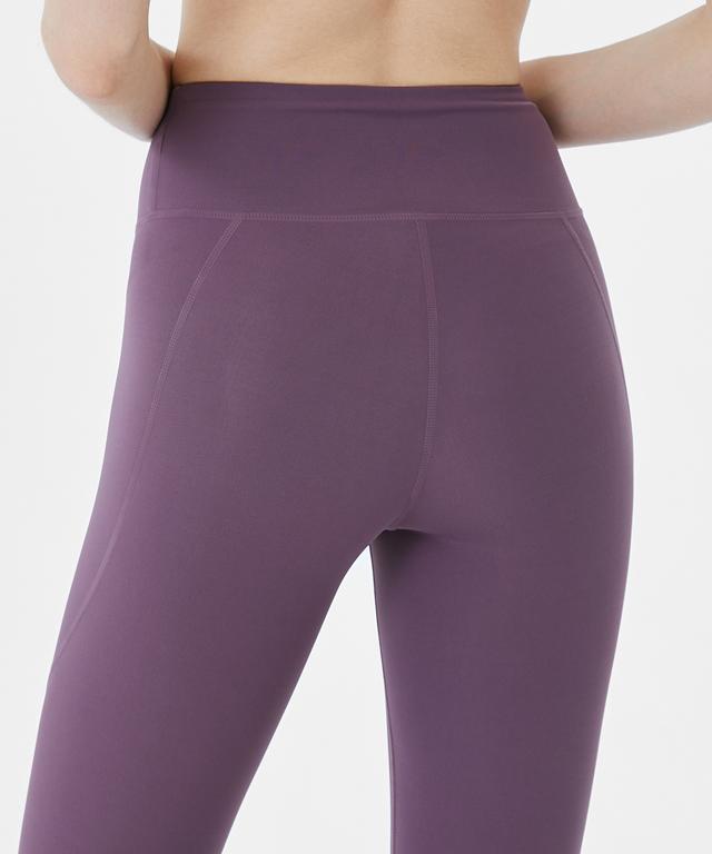 A pair of Air Light Leggings 24.5 in a stylish design, showcasing their lightweight and breathable fabric, perfect for summer activities.