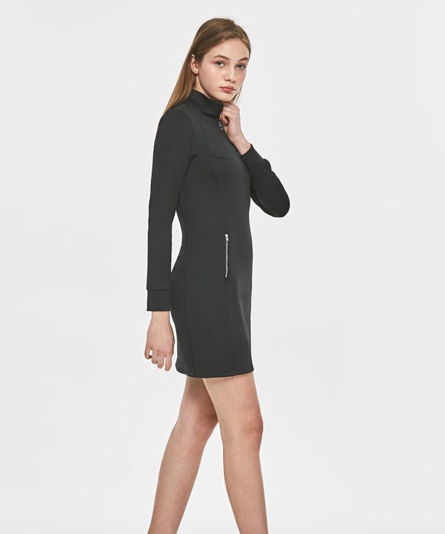 Ami Essential One-Piece dress featuring a slender incision-line design and zipper side pockets, perfect for stylish comfort.