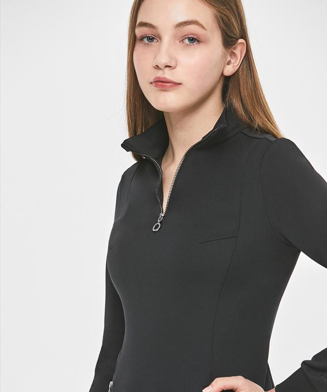 Ami Essential One-Piece dress featuring a slender incision-line design and zipper side pockets, perfect for stylish comfort.