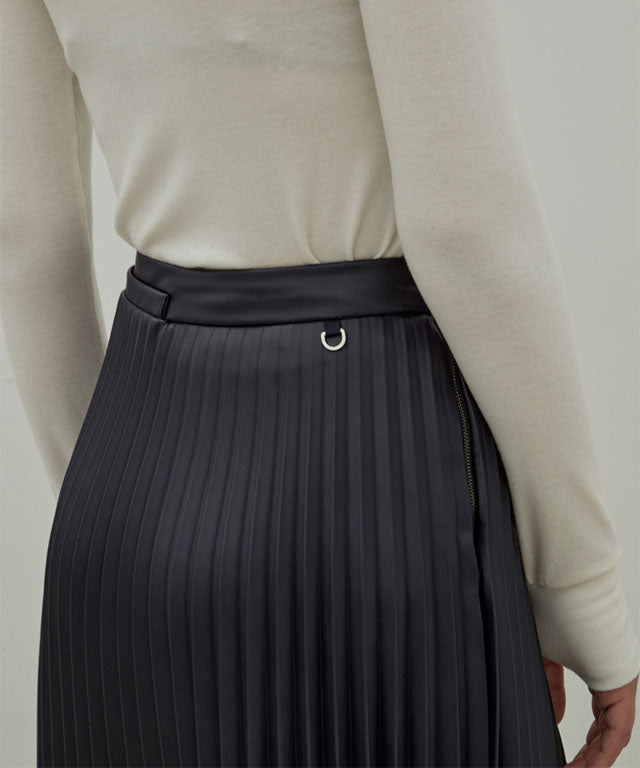 Anell Golf Bold Pleated Skirt in Royal Blue, showcasing luxurious suede-combined leather and elegant pleats.