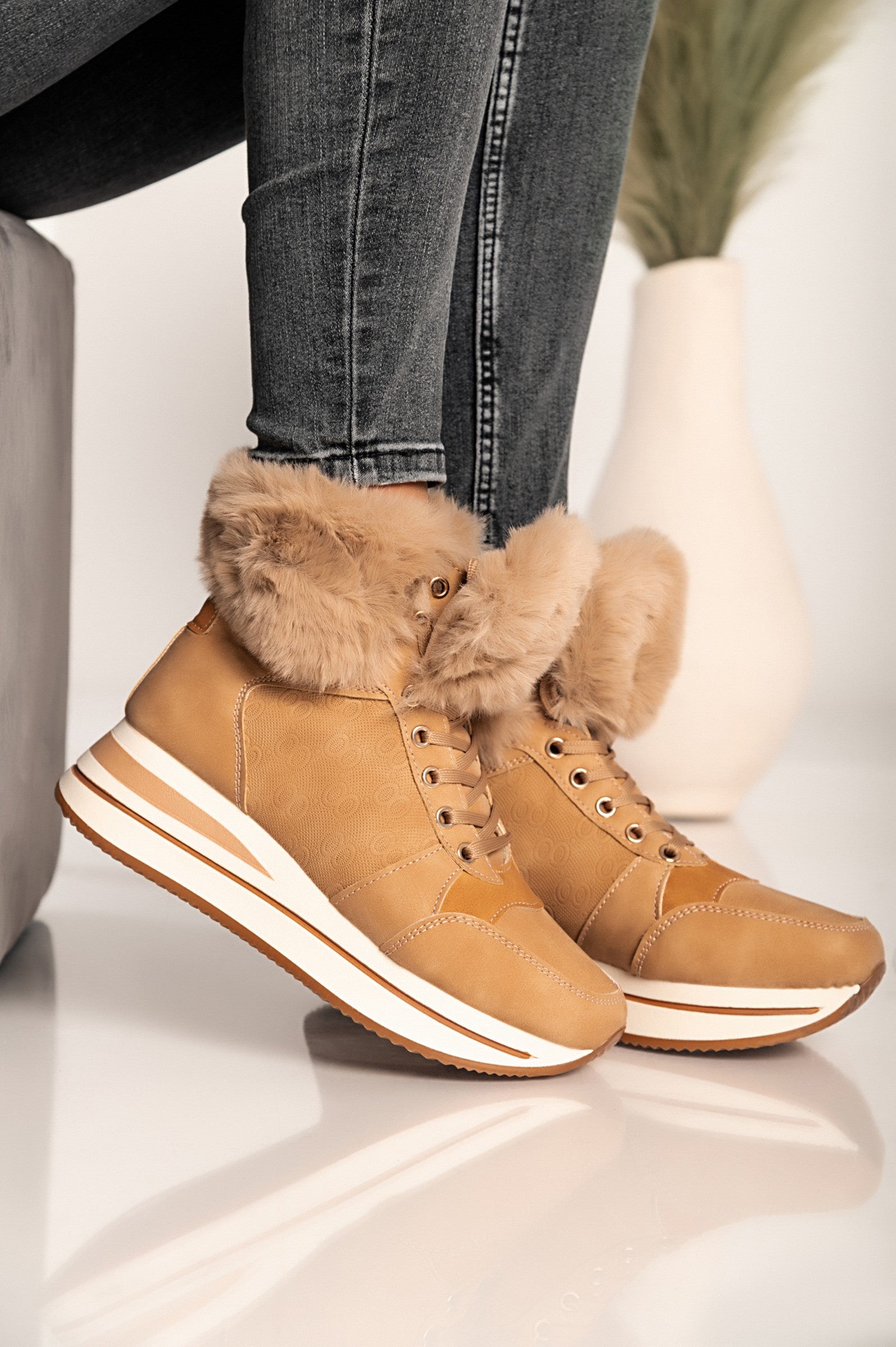 Beige Teula sneakers made of artificial leather and textile, featuring a raised sole and faux fur around the ankle.