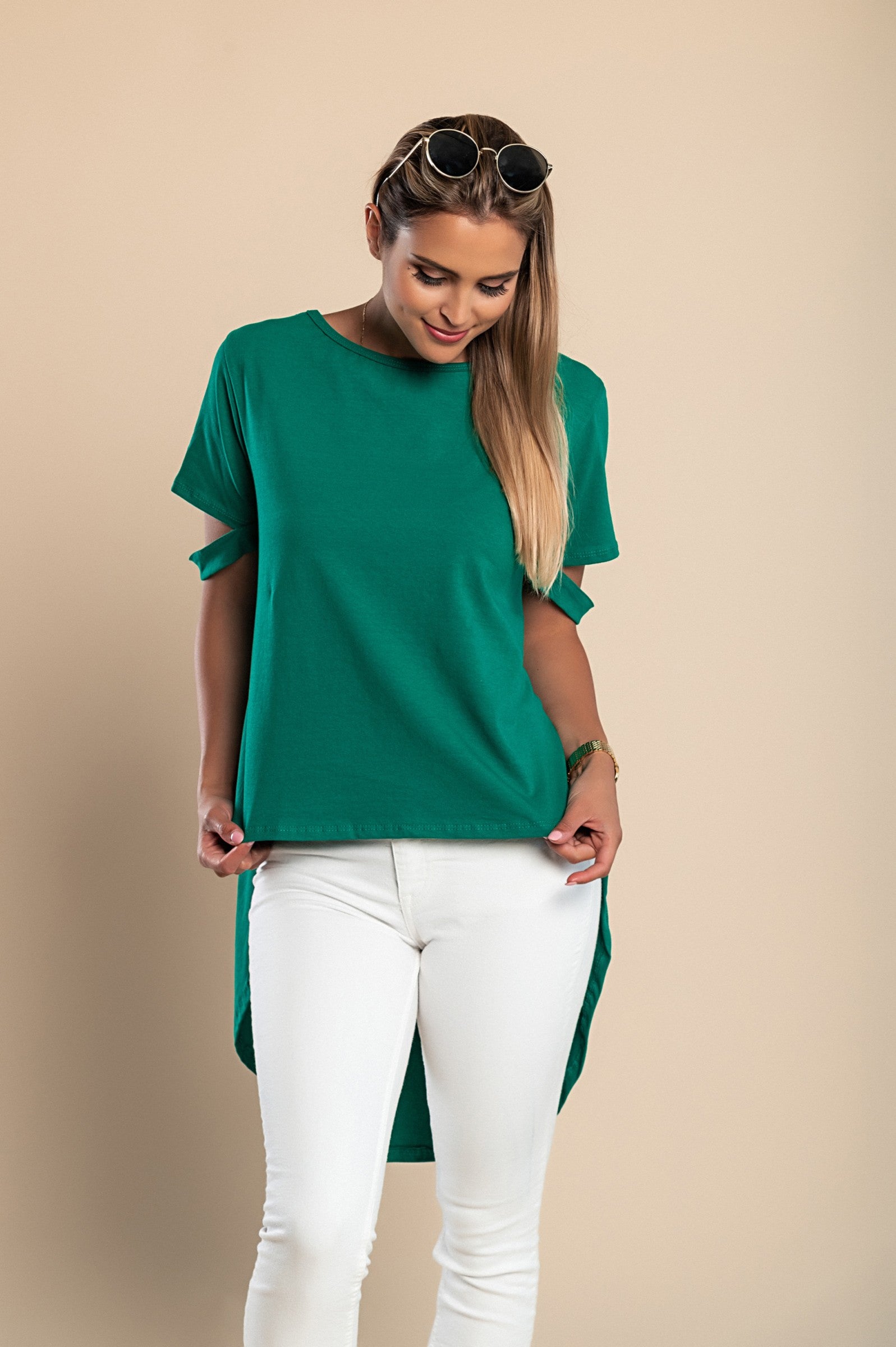 Asymmetric short t-shirt Vebtura in green with a round neckline and short sleeves, featuring a longer back for a stylish look.