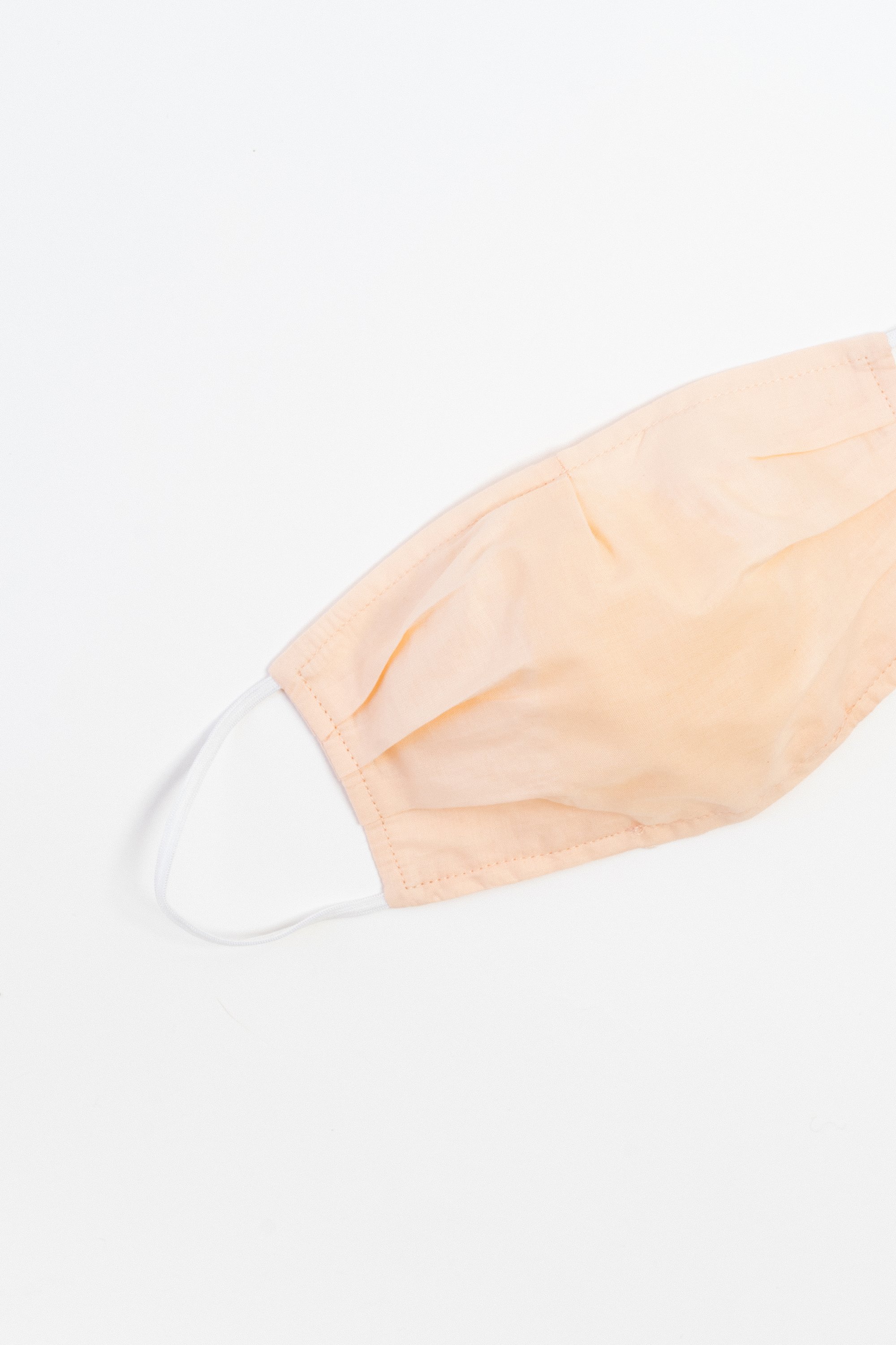 Blush Ultra-Light Face Mask made of breathable cotton with pleats for comfort and a filter pocket.