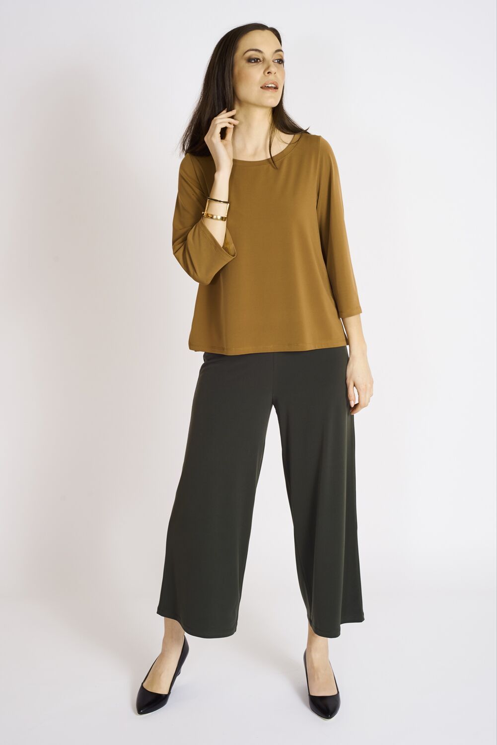 A contemporary Box top featuring a relaxed fit, scoop neck, and three-quarter sleeves, with side vents for added comfort.