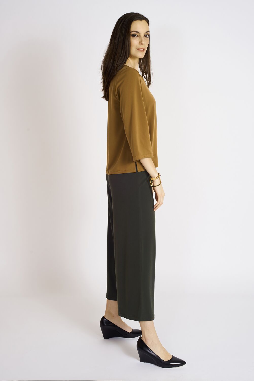 A contemporary Box top featuring a relaxed fit, scoop neck, and three-quarter sleeves, with side vents for added comfort.