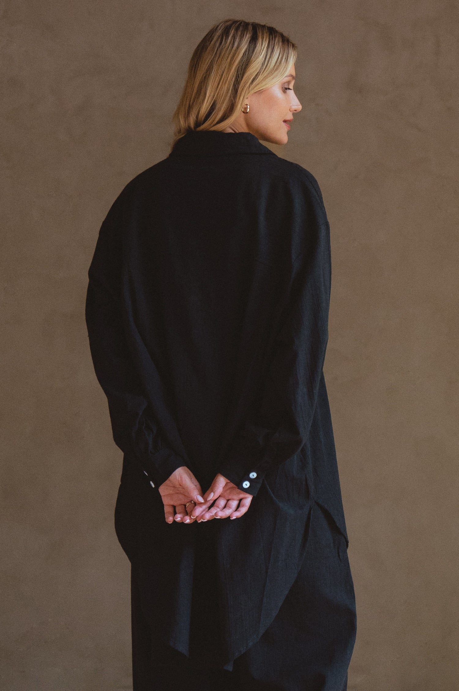 Calin Long Sleeve Oversized Shirt made from breathable linen, featuring a button-down style and high-low hem, displayed on a mannequin.