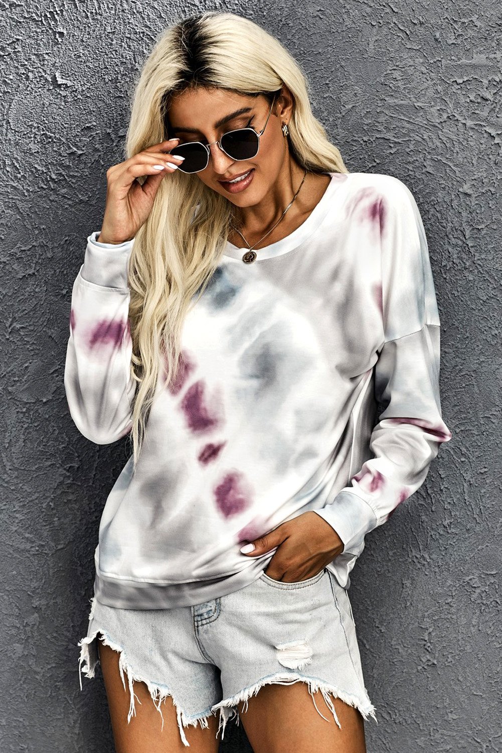 Casual Tie-dye Round Neck Sweatshirt featuring an ombre design, long sleeves, and a comfortable fit, perfect for casual wear.