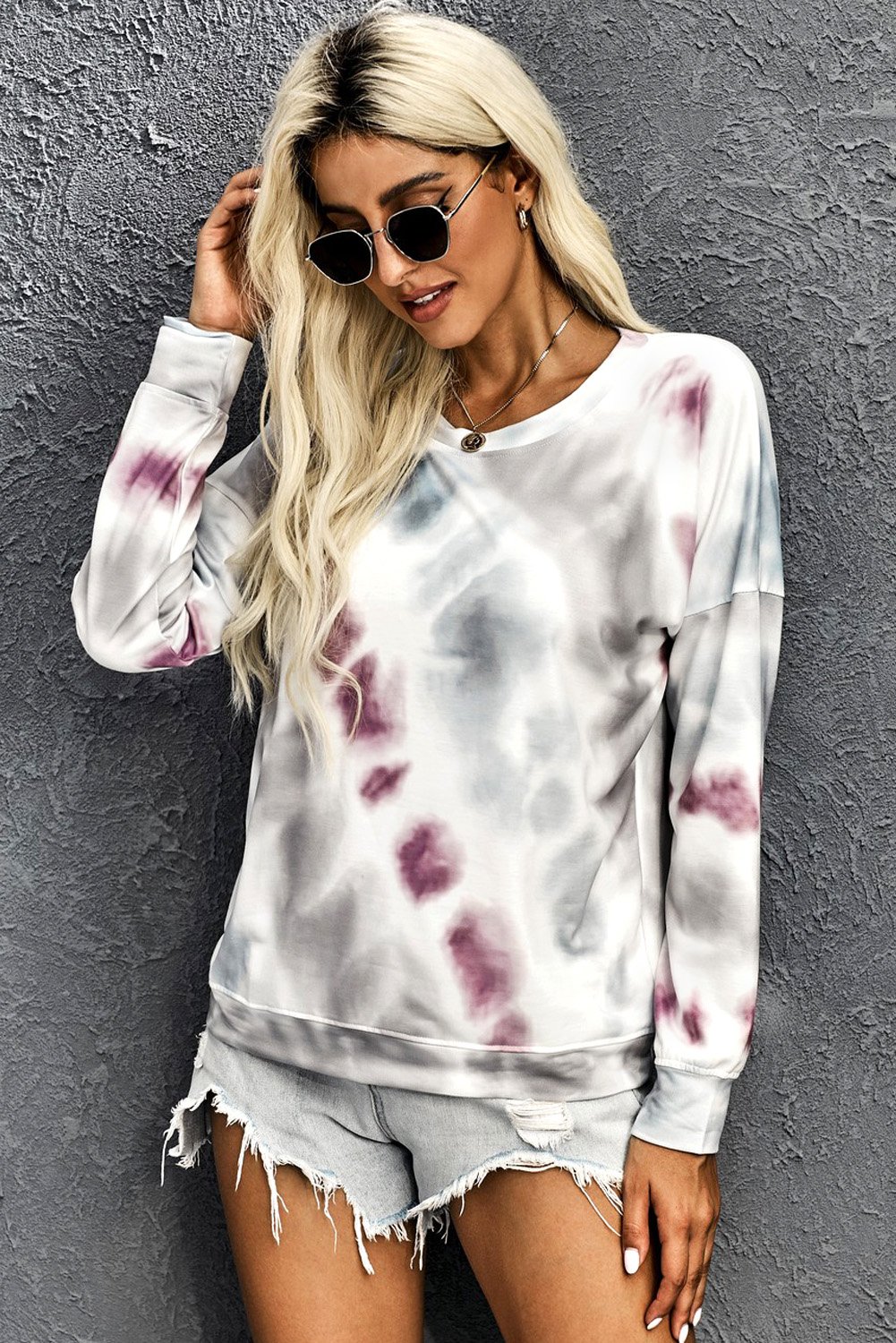 Casual Tie-dye Round Neck Sweatshirt featuring an ombre design, long sleeves, and a comfortable fit, perfect for casual wear.