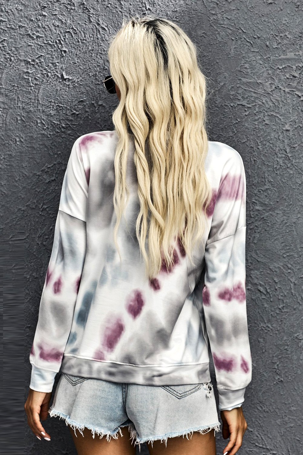 Casual Tie-dye Round Neck Sweatshirt featuring an ombre design, long sleeves, and a comfortable fit, perfect for casual wear.