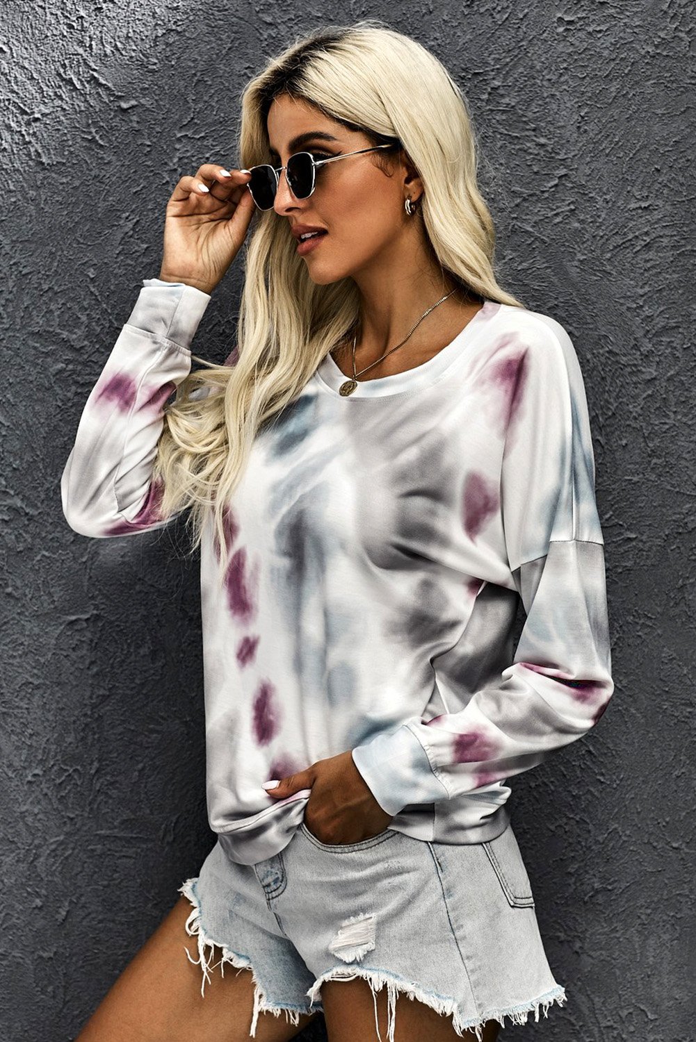 Casual Tie-dye Round Neck Sweatshirt featuring an ombre design, long sleeves, and a comfortable fit, perfect for casual wear.