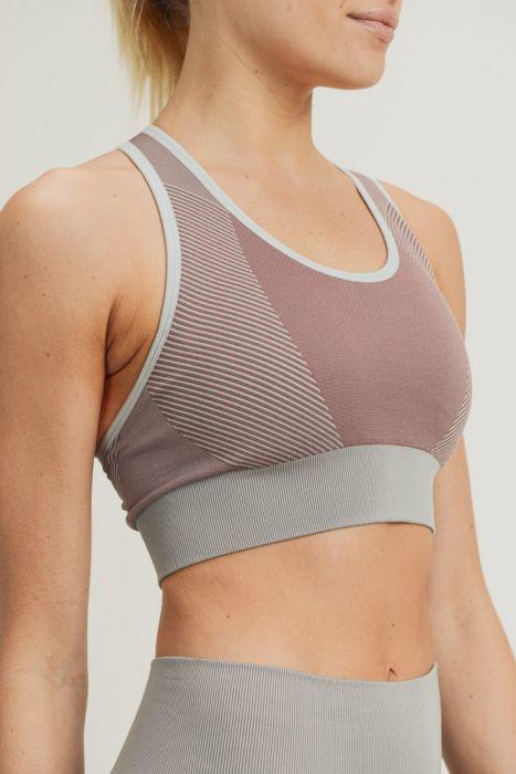 Chevron Track Seamless Hybrid Racerback Sports Bra featuring chevron lines and adjustable straps, designed for comfort and style.