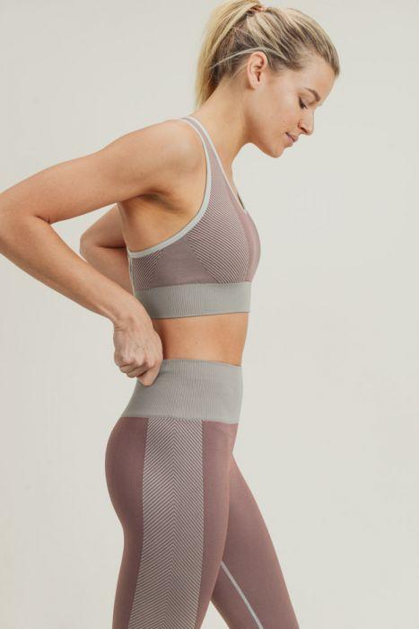 Chevron Track Seamless Hybrid Racerback Sports Bra featuring chevron lines and adjustable straps, designed for comfort and style.