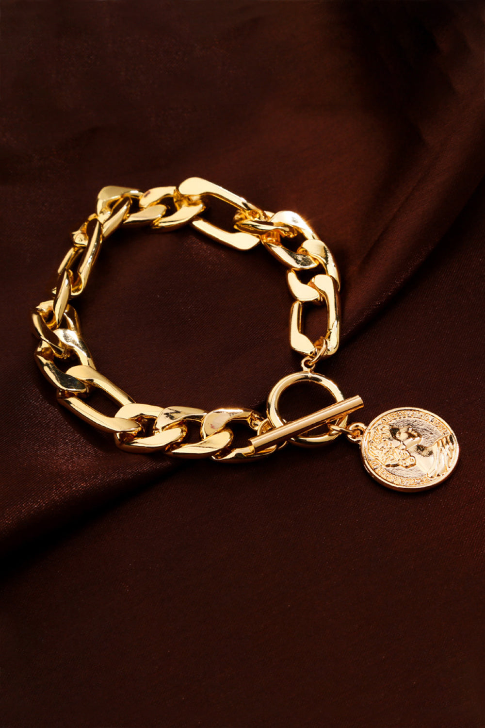 Chunky Chain Toggle Clasp Bracelet made of stainless steel and 18k gold-plated, featuring a modern minimalist design.