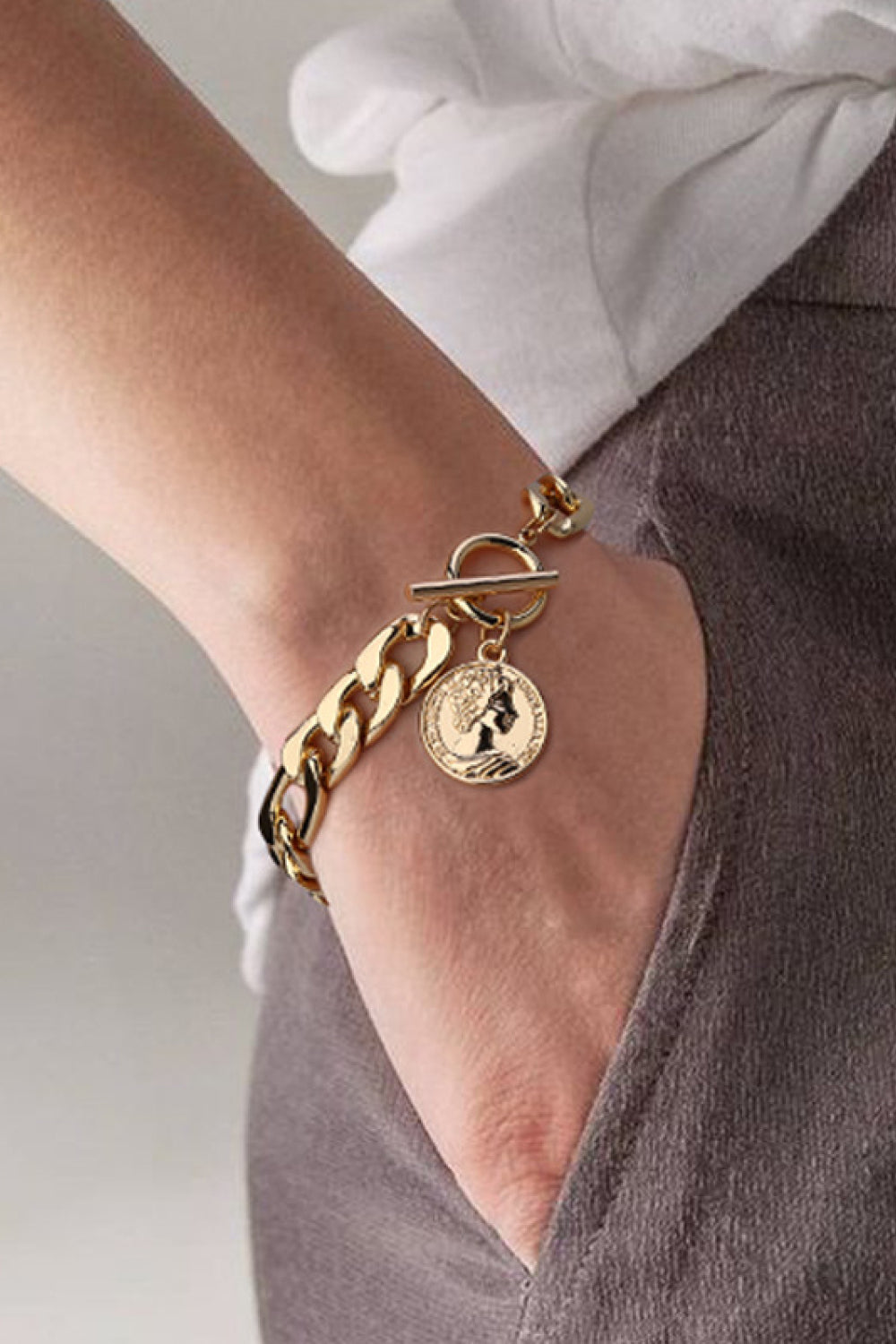 Chunky Chain Toggle Clasp Bracelet made of stainless steel and 18k gold-plated, featuring a modern minimalist design.