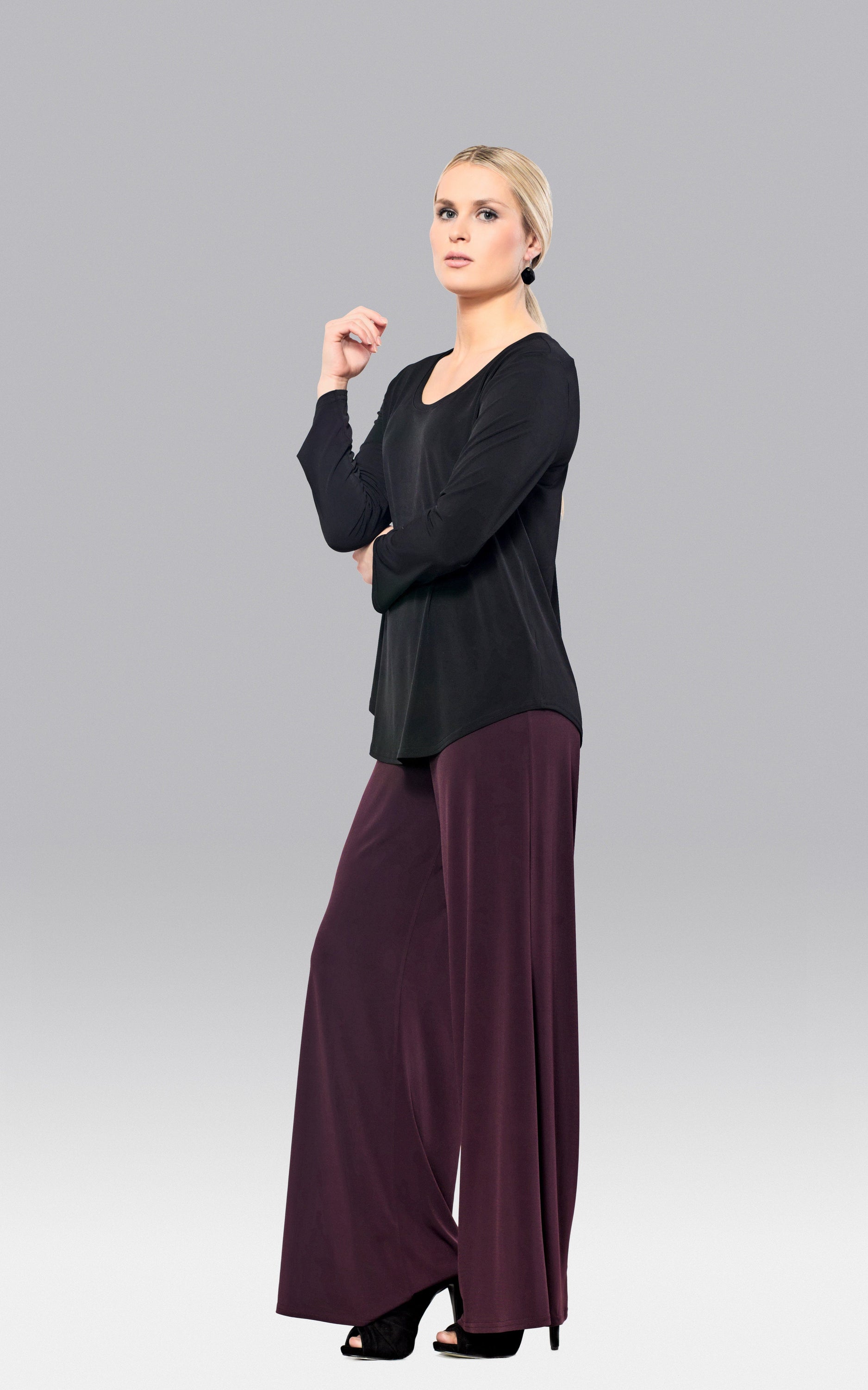 A stylish Classic Long Sleeve Top in a relaxed fit, made from lightweight jersey fabric, perfect for everyday wear.