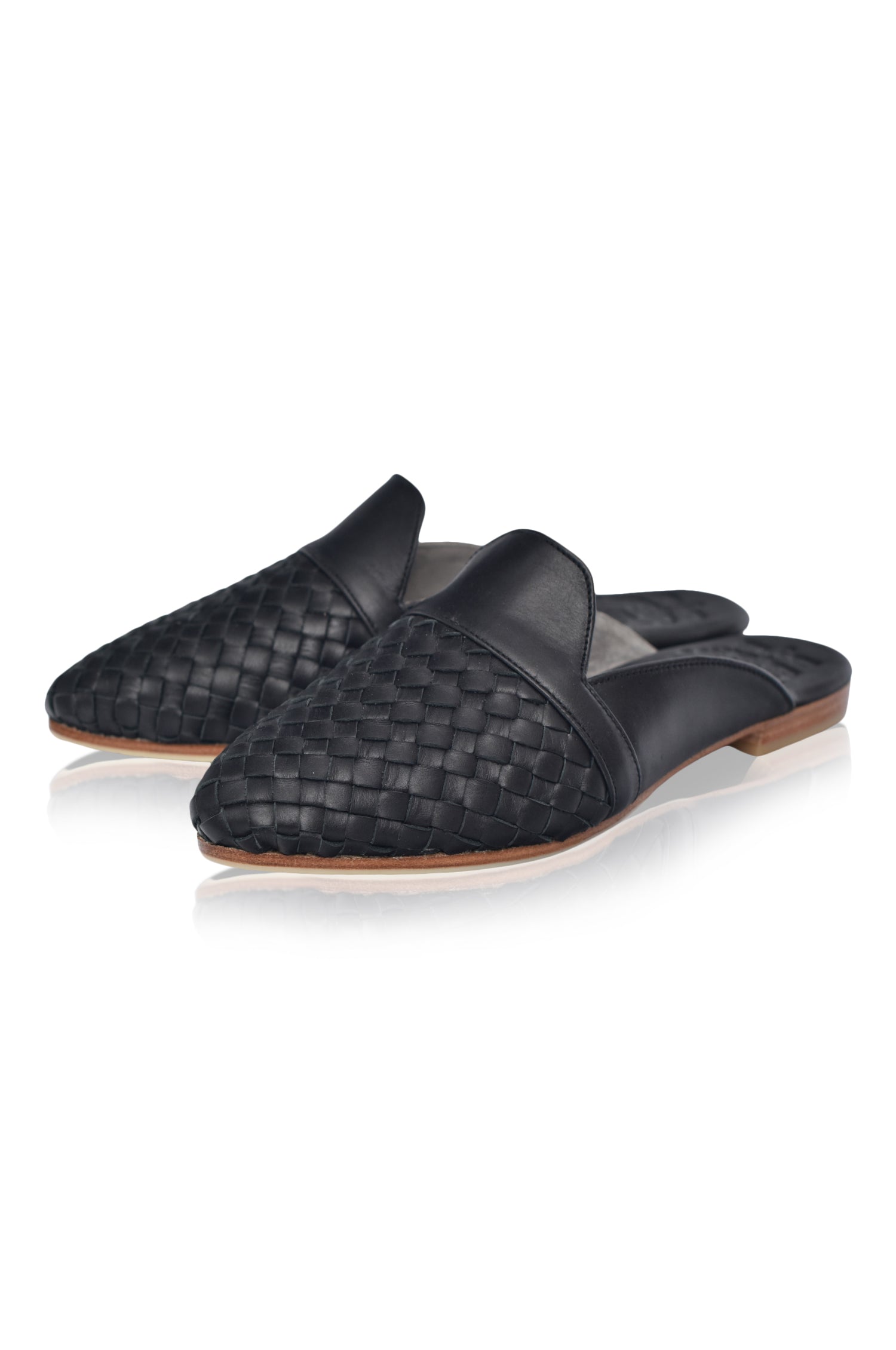 Como Leather Slides in size 7.5 featuring a pointy toe design and woven leather upper, perfect for stylish comfort.