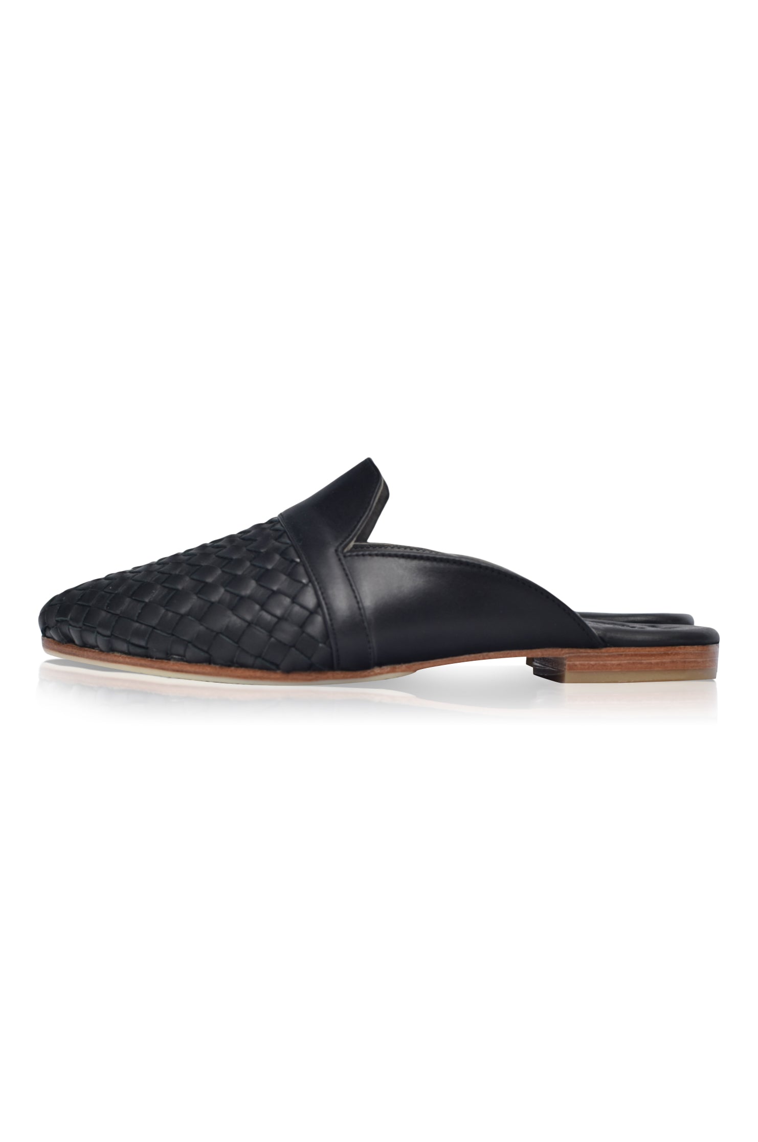 Como Leather Slides in size 7.5 featuring a pointy toe design and woven leather upper, perfect for stylish comfort.