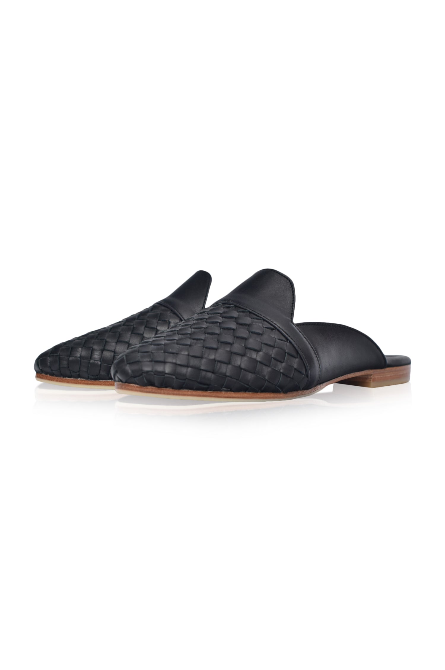 Como Leather Slides in size 7.5 featuring a pointy toe design and woven leather upper, perfect for stylish comfort.