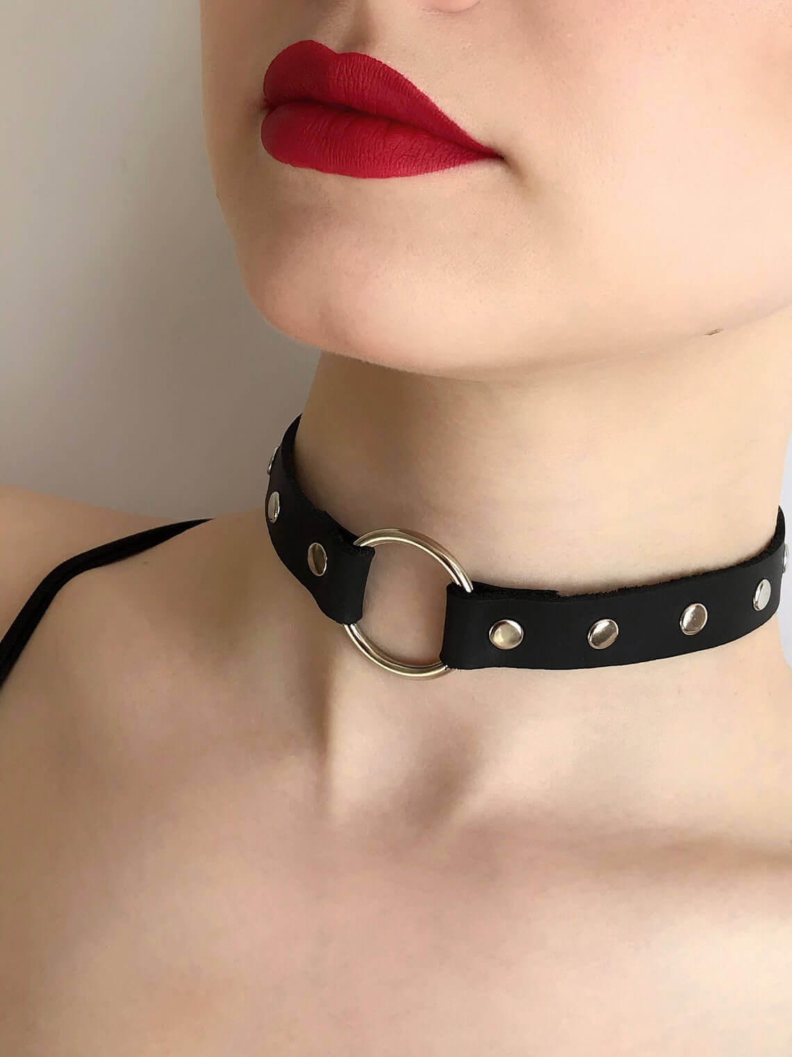 A stylish Commune Choker necklace featuring a basic clasp design, perfect for layering and versatile wear.